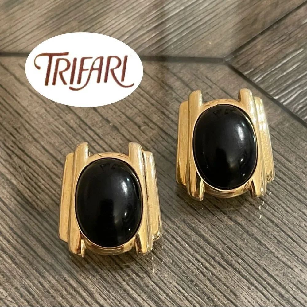 Vintage Trifari Gold Tone Black Cabochon Geometric Post Earrings